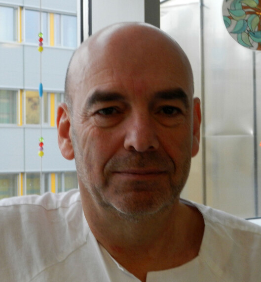 Seksjonsoverlege Tom Stiris: - 15-20 barn blir behandlet med nedkjøling hvert år hos oss. Foto: privat Seksjonsoverlege Tom Stiris: - 15-20 barn blir behandlet med nedkjøling hvert år hos oss. Foto: privat