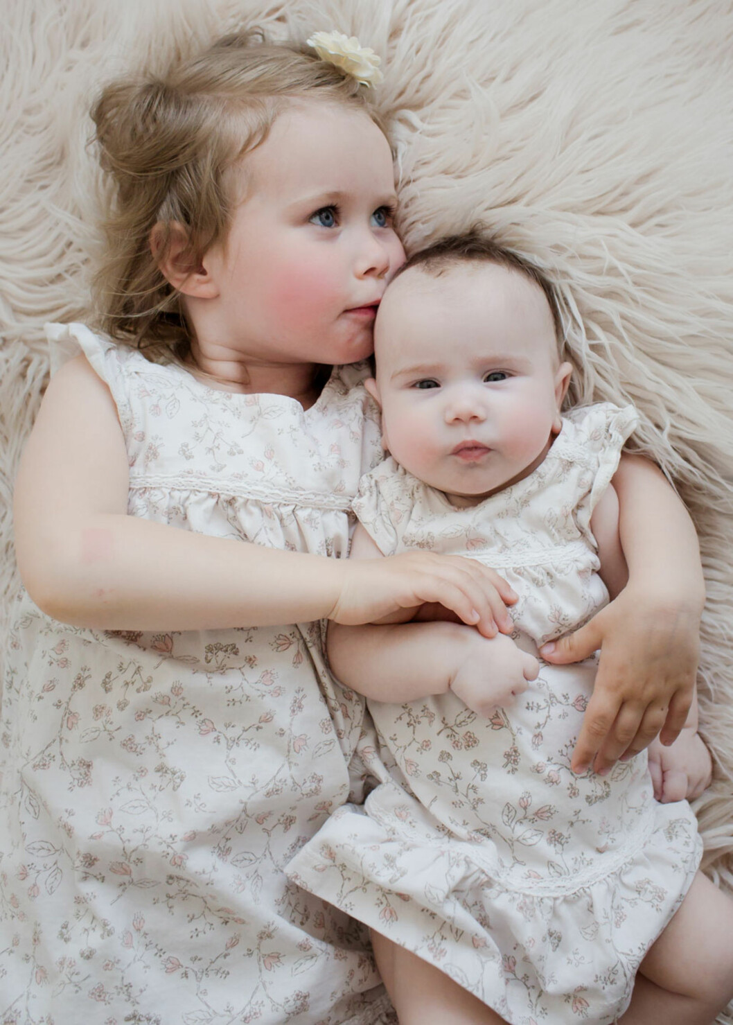 STOLT STORESØSTER: Linneah Antoinette (3,5) med lillesøster Hedda Elise Foto: Anna Brandsdal STOLT STORESØSTER: Linneah Antoinette (3,5) med lillesøster Hedda Elise Foto: Anna Brandsdal