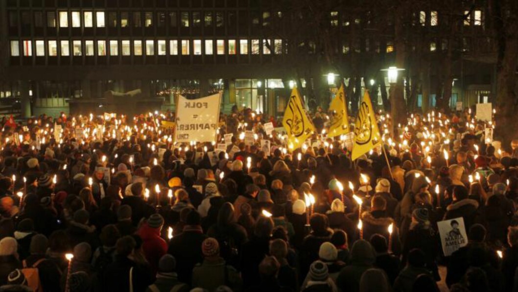<strong>STORT OPPMØTE:</strong> Flere hundre mennesker har møtt opp foran Justisdepartementet i Oslo for å vise sin støtte for Maria Amelie i kveld. Foto: Scanpix <strong>STORT OPPMØTE:</strong> Flere hundre mennesker har møtt opp foran Justisdepartementet i Oslo for å vise sin støtte for Maria Amelie i kveld. Foto: Scanpix