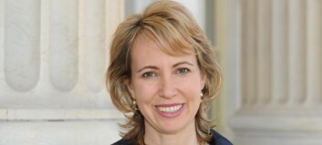 Giffords har åpnet øynene og har rørt på både ben og armer Giffords har åpnet øynene og har rørt på både ben og armer