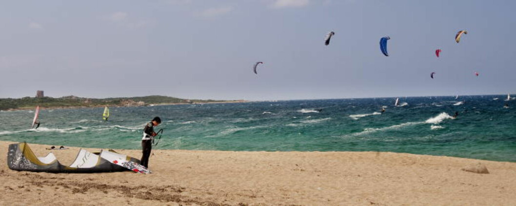 SARDINIA: Meld deg på kitekurs på Sardinia, øya som er kjent for alltid å ha bra vind. Foto: JOHN T. PEDERSEN SARDINIA: Meld deg på kitekurs på Sardinia, øya som er kjent for alltid å ha bra vind. Foto: JOHN T. PEDERSEN