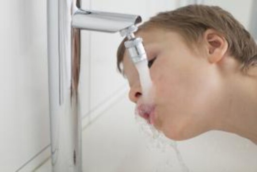 SKYLL MUNNEN GODT: Har du har inntatt noe som kan medføre forgiftning? Da skal du fjerne alle rester fra munnen og drikke noe - for eksempel vann, melk eller saft. Foto: NTB scanpix SKYLL MUNNEN GODT: Har du har inntatt noe som kan medføre forgiftning? Da skal du fjerne alle rester fra munnen og drikke noe - for eksempel vann, melk eller saft. Foto: NTB scanpix