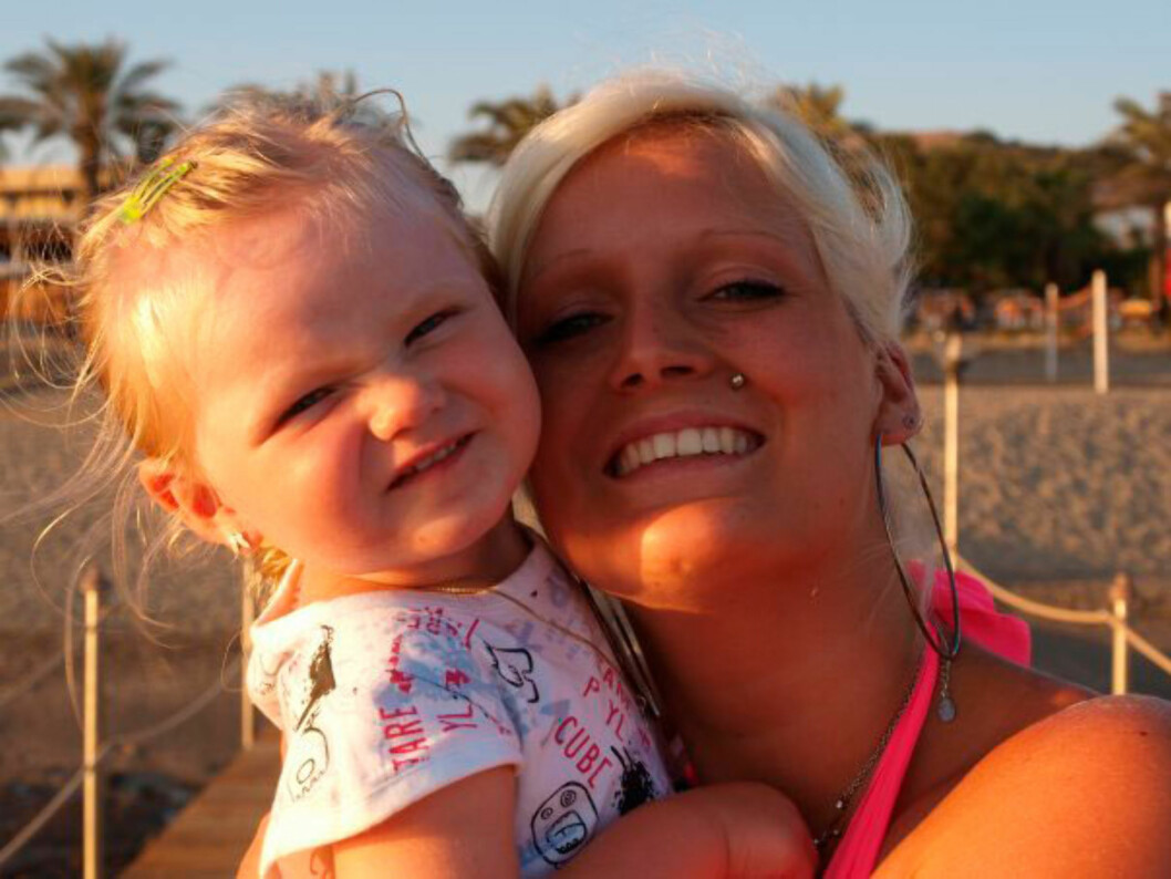 UNG TREBARNSMOR: Anette ble trebarnsmor som 21-åring. Foto: privat UNG TREBARNSMOR: Anette ble trebarnsmor som 21-åring. Foto: privat