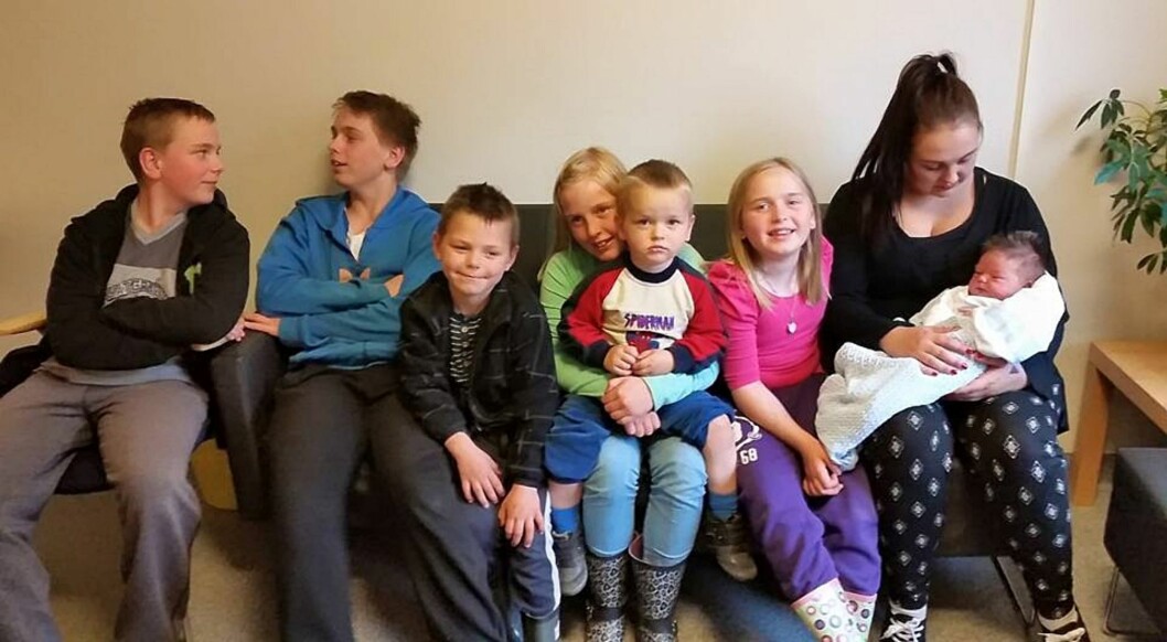 I SAMLET FLOKK: Hele søskenflokken sammen med sin nyfødte lillebror. Foto: Privat I SAMLET FLOKK: Hele søskenflokken sammen med sin nyfødte lillebror. Foto: Privat