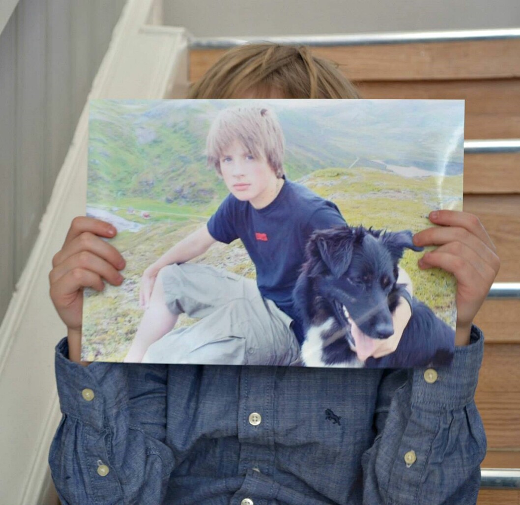 FORBILDET: Marias sønn holder opp et foto av onkelen sin, som også hadde langt hår da han var liten. Foto: Hanne Holan FORBILDET: Marias sønn holder opp et foto av onkelen sin, som også hadde langt hår da han var liten. Foto: Hanne Holan