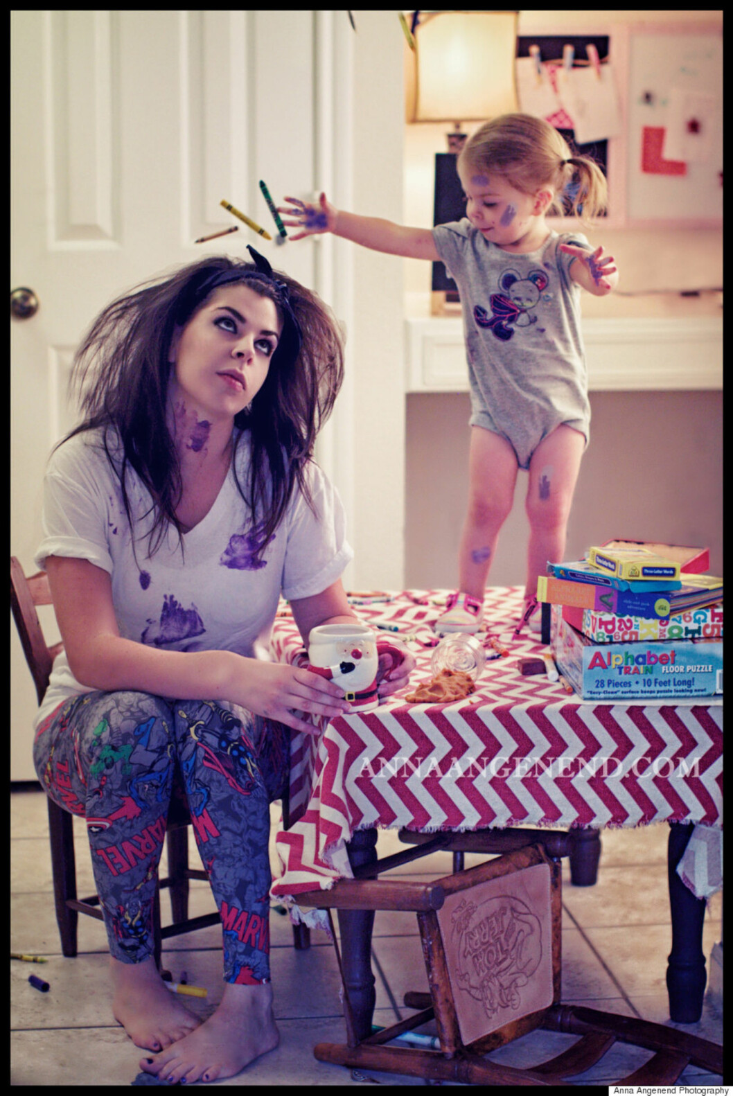 KREATIV MAMMA: Det kan fort bli mye rot når man skal lage noe sammen med de små, men det er verdt det, mener Anna. Foto: Anna Angenend Photography KREATIV MAMMA: Det kan fort bli mye rot når man skal lage noe sammen med de små, men det er verdt det, mener Anna. Foto: Anna Angenend Photography