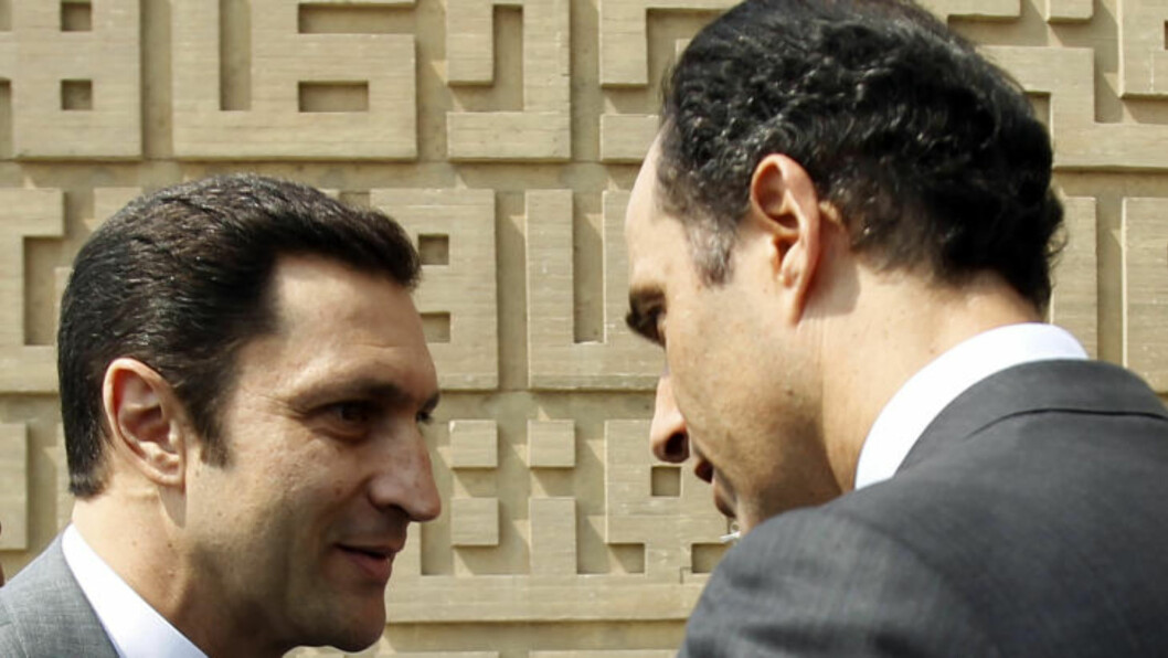 <strong>SØNNENE:</strong> President Hosni Mubaraks to sønner Alaa Mubarak (til venstre) og Gamal Mubarak, er begge fremstående ledere i farens parti. Her besøker de tidligere president Anwar al-Sadat's grav i oktober i fjor. Foto: Amr Abdallah Dalsh / Reuters <strong>SØNNENE:</strong> President Hosni Mubaraks to sønner Alaa Mubarak (til venstre) og Gamal Mubarak, er begge fremstående ledere i farens parti. Her besøker de tidligere president Anwar al-Sadat's grav i oktober i fjor. Foto: Amr Abdallah Dalsh / Reuters