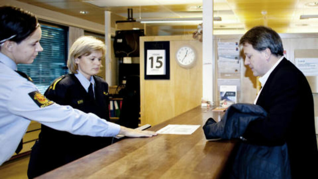 JOBBKONTRAKT: Adm. direktør Jan Moberg i Teknisk Ukeblad leverer søknaden om arbeidstillatelse for Maria Amelie - med kopi av jobbkontrakt - på Sentrum politistasjon i Oslo lørdag 15. januar. FOTO: SVEINUNG U. YSTAD/DAGBLADET. JOBBKONTRAKT: Adm. direktør Jan Moberg i Teknisk Ukeblad leverer søknaden om arbeidstillatelse for Maria Amelie - med kopi av jobbkontrakt - på Sentrum politistasjon i Oslo lørdag 15. januar. FOTO: SVEINUNG U. YSTAD/DAGBLADET.
