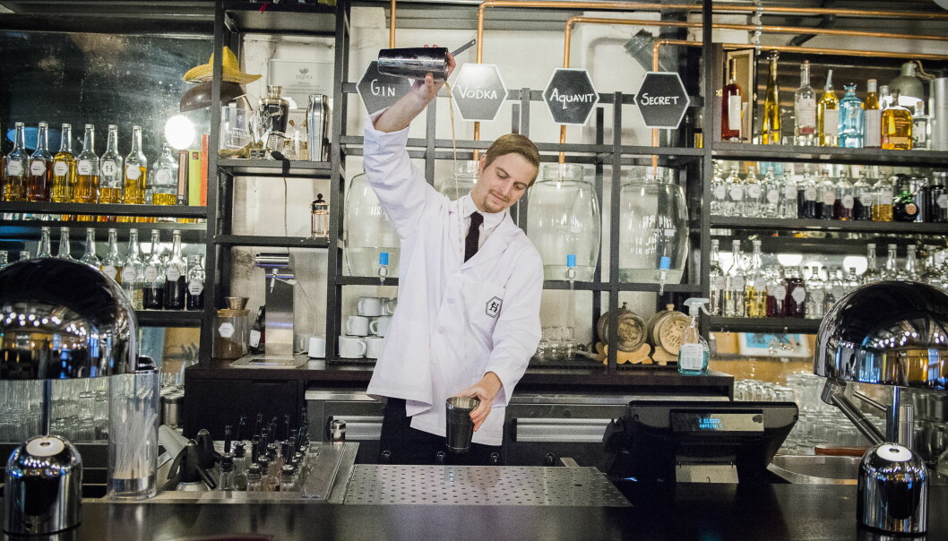 <strong>AMBISJONER:</strong> Barsjef Joakim Olsson mikser cocktails med sprit fra Himkoks eget destilleri. Baren har hittil i år servert 140 000 cocktails. Foto: Endre Vellene <strong>AMBISJONER:</strong> Barsjef Joakim Olsson mikser cocktails med sprit fra Himkoks eget destilleri. Baren har hittil i år servert 140 000 cocktails. Foto: Endre Vellene 