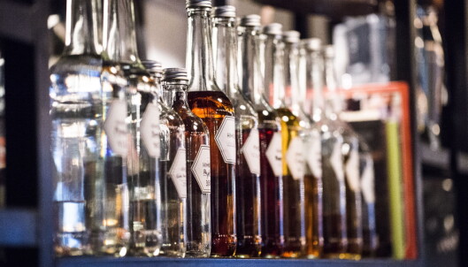 <strong>EGEN SPRIT:</strong> Cocktailen lages av sprit fra eget destilleri. Spriten skal snart eksporteres, blant annet til Tyskland. Foto: ENDRE VELLENE <strong>EGEN SPRIT:</strong> Cocktailen lages av sprit fra eget destilleri. Spriten skal snart eksporteres, blant annet til Tyskland. Foto: ENDRE VELLENE