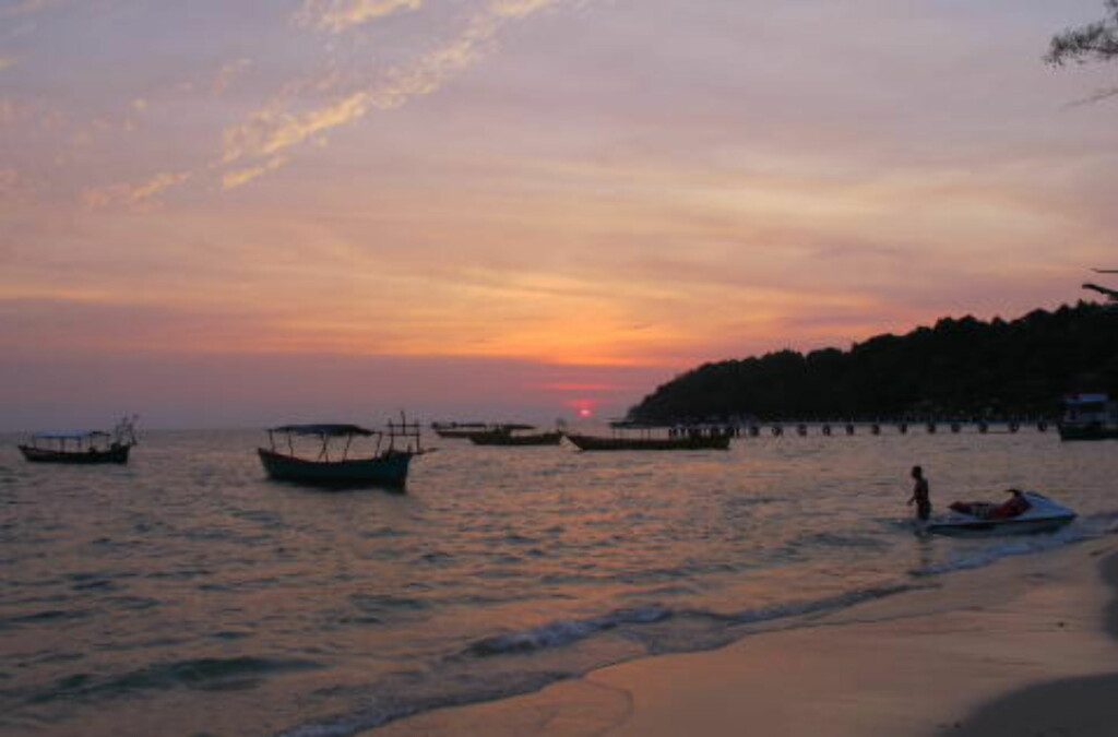 ROLIG: Det er ikke så mange mennesker på stranda i Sihanoukville når sola går ned. Foto: SIRIL K. HERSETH ROLIG: Det er ikke så mange mennesker på stranda i Sihanoukville når sola går ned. Foto: SIRIL K. HERSETH