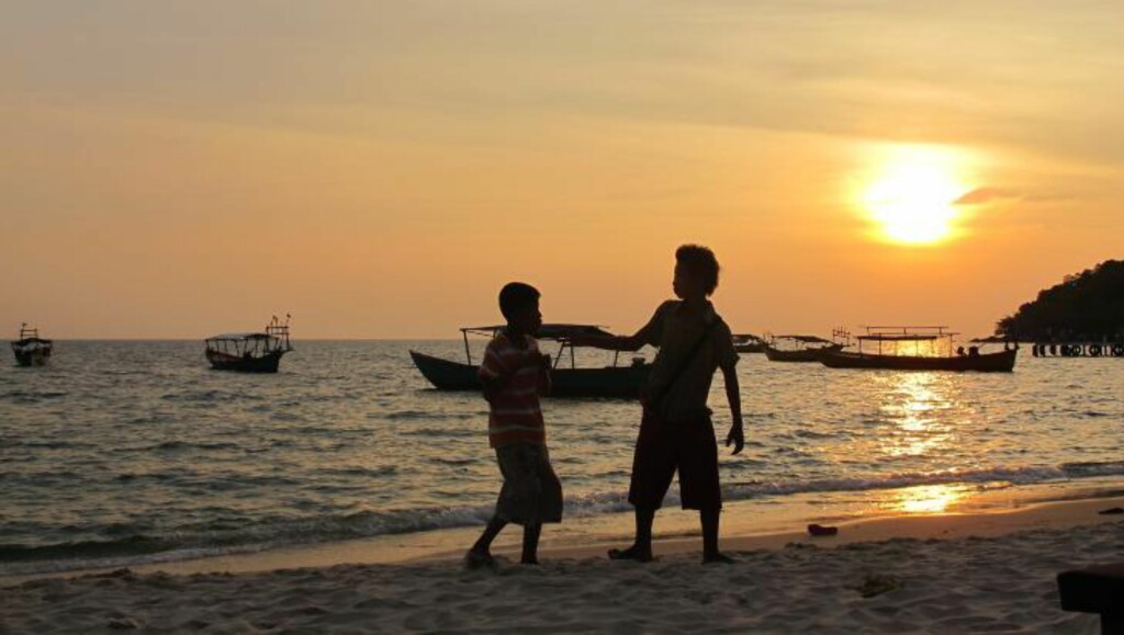 SOLNEDGANG: Barna leker mens sola er i ferd med å forsvinne i havet på stranda i Sihanoukville. Foto: SIRIL K. HERSETH SOLNEDGANG: Barna leker mens sola er i ferd med å forsvinne i havet på stranda i Sihanoukville. Foto: SIRIL K. HERSETH