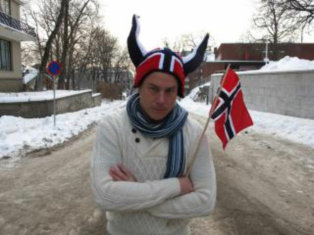 FORSVARER NORTHUG: - Jeg begriper ikke hvordan man kan reagere så sterkt på Northugs måte å vinne løp på. Fordi han greier å henge med i teten og vinne i spurten er han altså usportslig. Mens en svenske som ikke greier å henge med er sportslig, sier Karlsson. FORSVARER NORTHUG: - Jeg begriper ikke hvordan man kan reagere så sterkt på Northugs måte å vinne løp på. Fordi han greier å henge med i teten og vinne i spurten er han altså usportslig. Mens en svenske som ikke greier å henge med er sportslig, sier Karlsson.