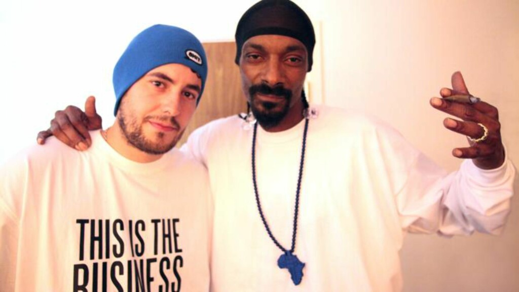 STJERNESAMARBEID: Studioarbeid med Snoop Dogg er blodig alvor, til tross for at rapperen har et image som blant annet innebærer åpenlys hasjrøyking. - Hehe, det er vanskelig å hevde at det er noe annet enn det på bildet, sier Erlend Sellevold. Foto: Øystein Fyxe STJERNESAMARBEID: Studioarbeid med Snoop Dogg er blodig alvor, til tross for at rapperen har et image som blant annet innebærer åpenlys hasjrøyking. - Hehe, det er vanskelig å hevde at det er noe annet enn det på bildet, sier Erlend Sellevold. Foto: Øystein Fyxe
