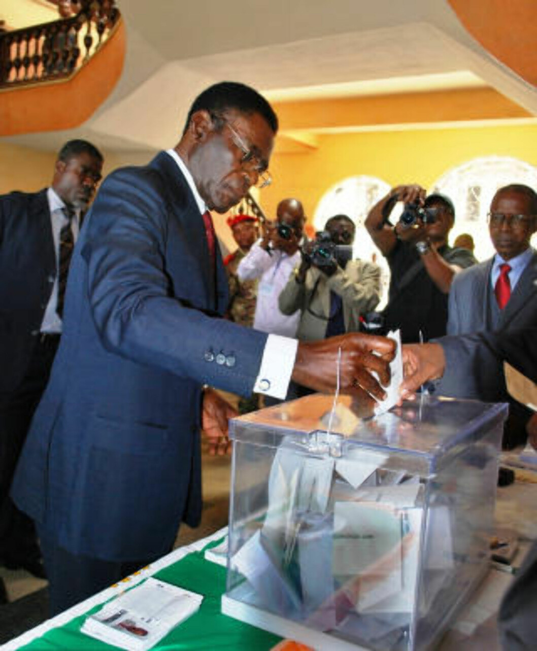 GLANSBILDET: Et bilde av president Obiang som stemmer før valget i 2009, publisert av informasjonsdepartementet. Foto: AP/Scanpix GLANSBILDET: Et bilde av president Obiang som stemmer før valget i 2009, publisert av informasjonsdepartementet. Foto: AP/Scanpix