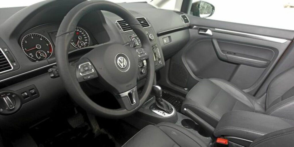 TYPISK TYSK: Interiøret har en god kvalitetsfølelse, og skiller seg ikke mye fra andre VW-modeller. FOTO: Egil Nordlien, HM Foto TYPISK TYSK: Interiøret har en god kvalitetsfølelse, og skiller seg ikke mye fra andre VW-modeller. FOTO: Egil Nordlien, HM Foto