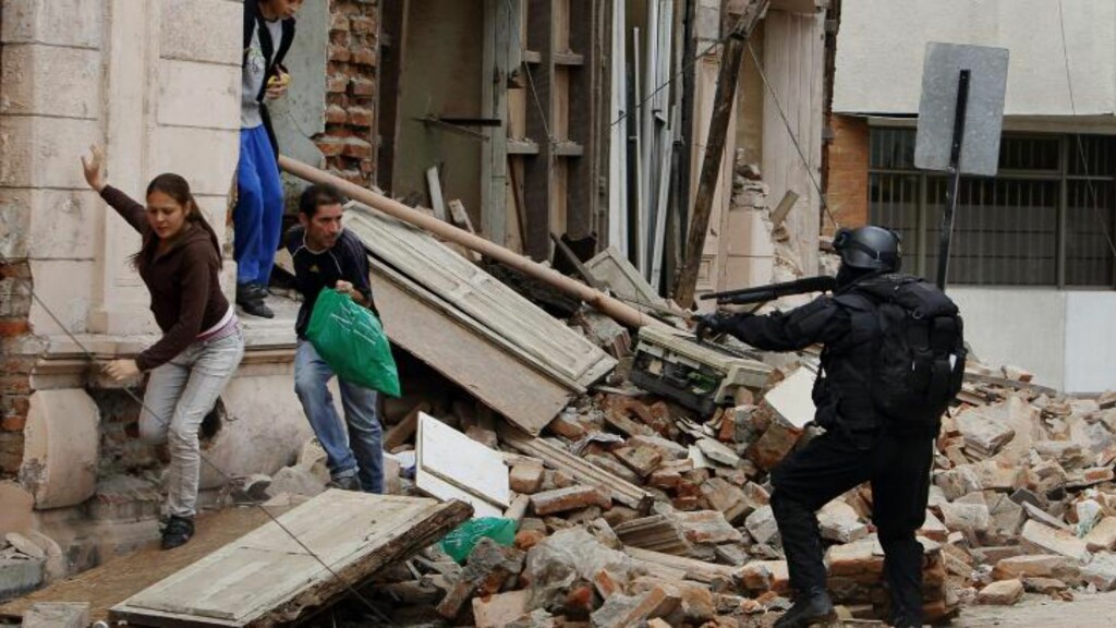 CHILE: En chilensk soldat sikter på folk som plyndrer etter jordskjelvet i Chile i 2010. Foto: AP Photo/Ricardo Mazalan/Scanpix CHILE: En chilensk soldat sikter på folk som plyndrer etter jordskjelvet i Chile i 2010. Foto: AP Photo/Ricardo Mazalan/Scanpix