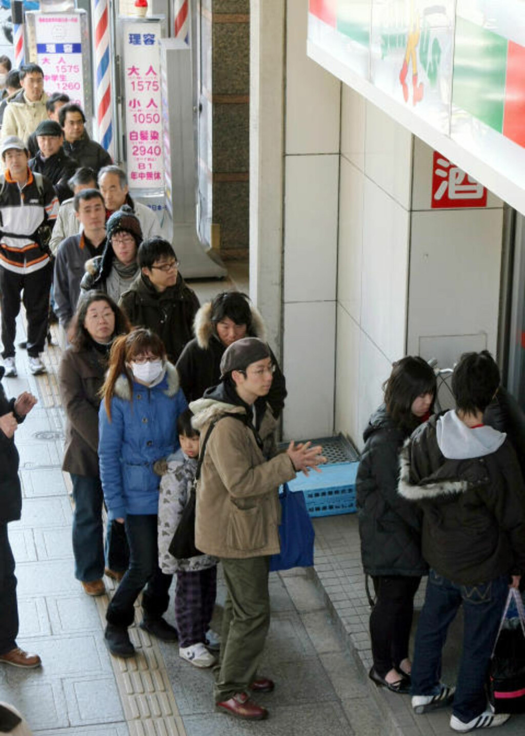 KØKULTUR: Folk står pent i kø og venter på tur. - Japanerne tenker at det er noen som har det verre enn dem selv - uansett hvor ille de har det, sier Kalland. Foto: AP Photo/Kyodo News, Mai Tomori/Scanpix KØKULTUR: Folk står pent i kø og venter på tur. - Japanerne tenker at det er noen som har det verre enn dem selv - uansett hvor ille de har det, sier Kalland. Foto: AP Photo/Kyodo News, Mai Tomori/Scanpix