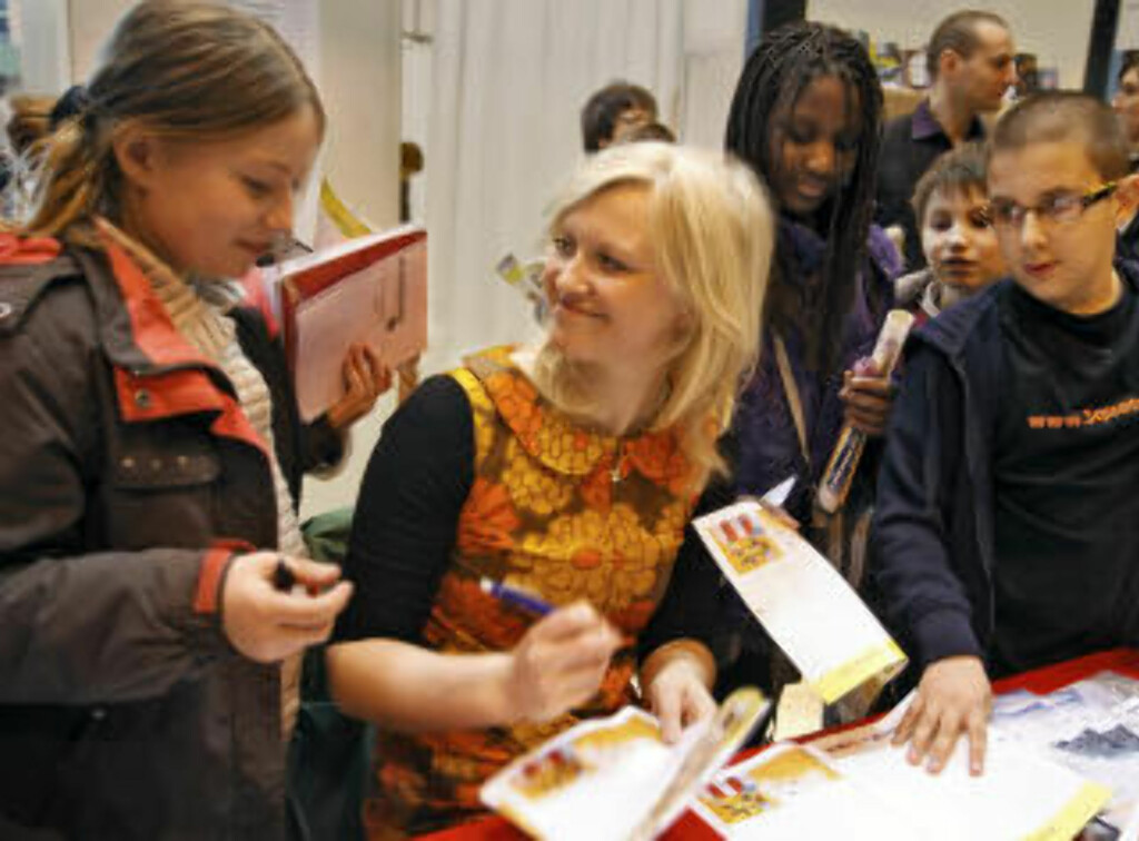 POPULÆR: Barnebokforfatter Maria Parr ble omringet av franske barn på bokmessa. Foto Nikolai Jakobsen POPULÆR: Barnebokforfatter Maria Parr ble omringet av franske barn på bokmessa. Foto Nikolai Jakobsen