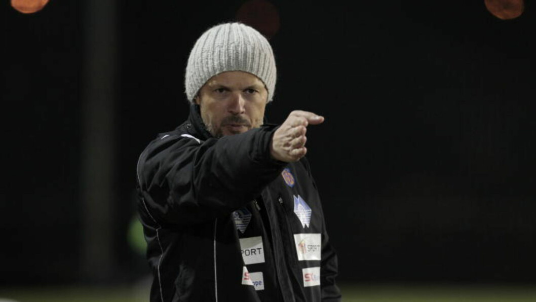 <strong>BILLIG SPISS:</strong> Kjetil Rekdal mistet Tor Hogne Aarøy før denne sesongen, og vil gjerne ha en erstatning. Men det er ikke mange penger i den lommeboka i Aalesund.
Foto: Terje Bendiksby / Scanpix <strong>BILLIG SPISS:</strong> Kjetil Rekdal mistet Tor Hogne Aarøy før denne sesongen, og vil gjerne ha en erstatning. Men det er ikke mange penger i den lommeboka i Aalesund.
Foto: Terje Bendiksby / Scanpix