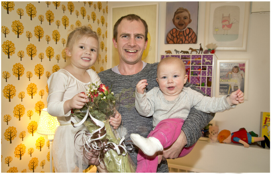 JUBEL: Superpapsen var klart best synes Thelma og Ellie. Foto: Henning Jensen, Aller JUBEL: Superpapsen var klart best synes Thelma og Ellie. Foto: Henning Jensen, Aller