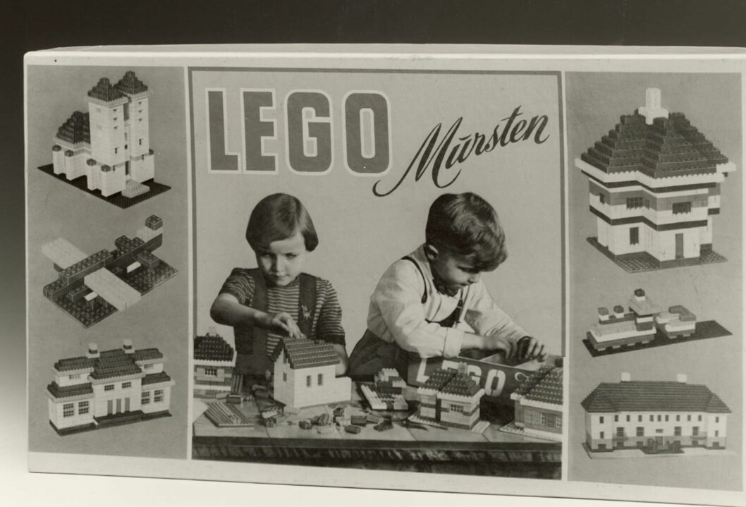 VERDENS FØRSTE LEGO: I 1953 kom den første esken med "LEGO Murstein" på markedet. Foto: Lego.dk VERDENS FØRSTE LEGO: I 1953 kom den første esken med "LEGO Murstein" på markedet. Foto: Lego.dk
