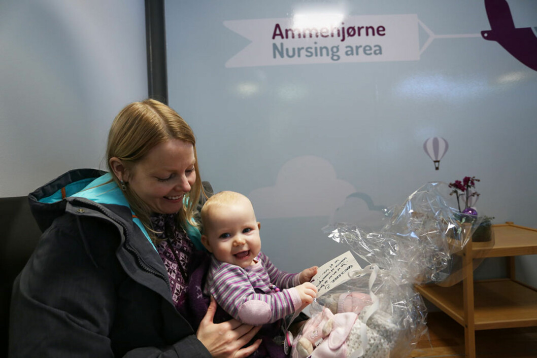 <strong>FORNØYD:</strong> Maria Adolfsen var den første som tok i bruk ammerommet. Foto: OSL Lufthavn <strong>FORNØYD:</strong> Maria Adolfsen var den første som tok i bruk ammerommet. Foto: OSL Lufthavn