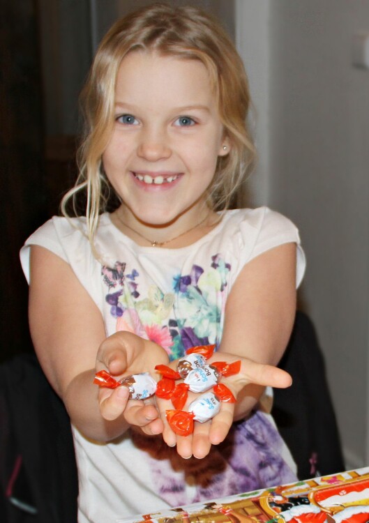 KINDERSJOKOLADE: Selma (8) synes det er kjempegodt med sjokoladekulene i Kinderkalenderen. Foto: Mammanett KINDERSJOKOLADE: Selma (8) synes det er kjempegodt med sjokoladekulene i Kinderkalenderen. Foto: Mammanett