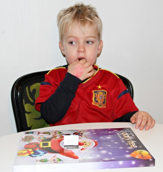 ALLERGIVENNLIG: For en melkeallergiker er det ekstra stas med melkefri julekalender. - Jeg tar en bit til, sier Felix (4). Foto: Mammanett ALLERGIVENNLIG: For en melkeallergiker er det ekstra stas med melkefri julekalender. - Jeg tar en bit til, sier Felix (4). Foto: Mammanett