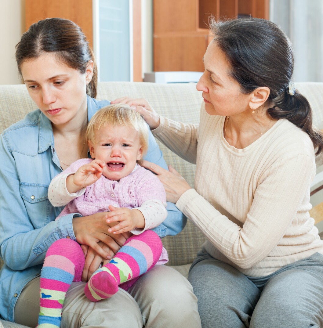 GENERASJONSKONFLIKTER: Hvor ofte man bør ta opp babyen er et spørsmål som kan skille generasjonene. Foto: Shutterstock GENERASJONSKONFLIKTER: Hvor ofte man bør ta opp babyen er et spørsmål som kan skille generasjonene. Foto: Shutterstock