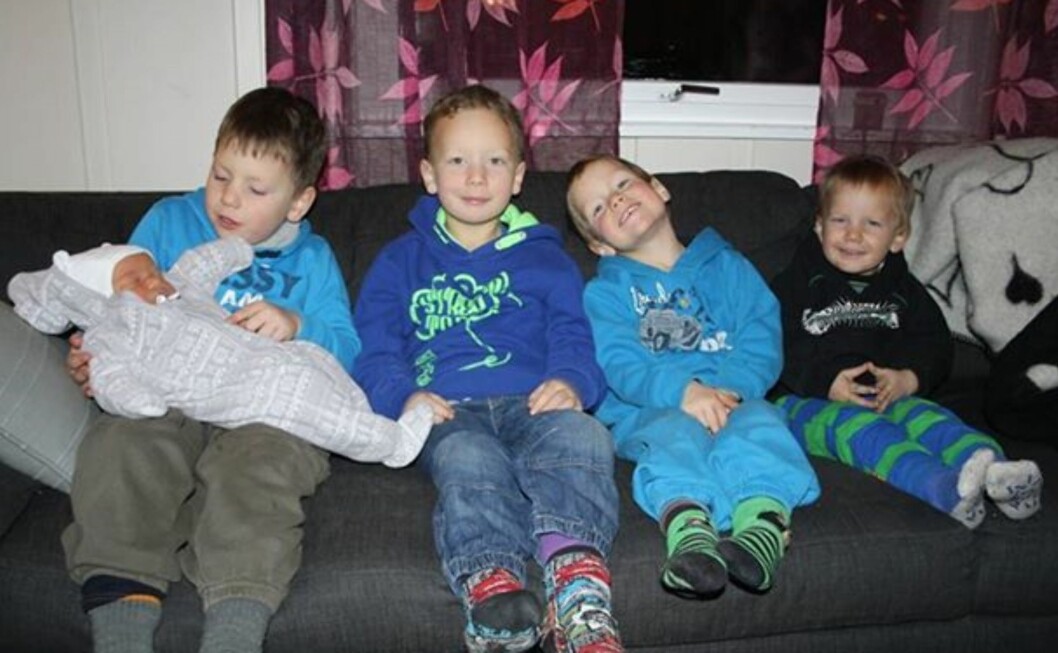 <strong>STOLTE STOREBRØDRE:</strong> Emil, Iver, Torjus og Linus med lillesøster Lina Sofie. Foto: Privat <strong>STOLTE STOREBRØDRE:</strong> Emil, Iver, Torjus og Linus med lillesøster Lina Sofie. Foto: Privat