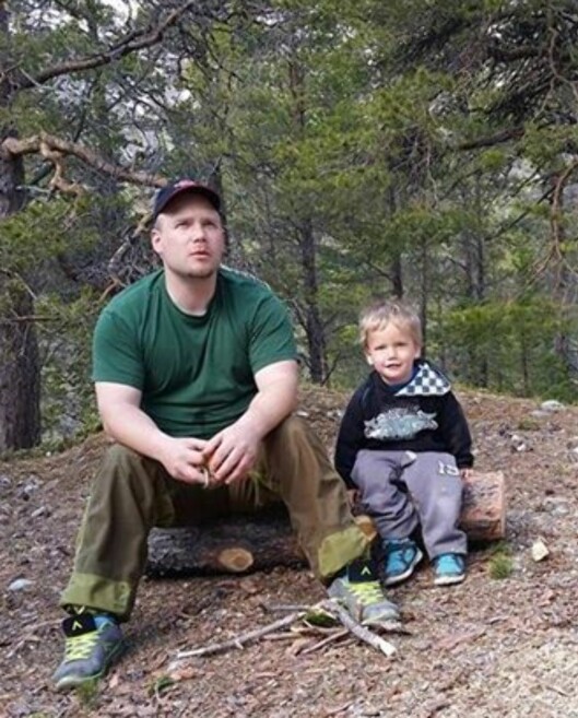 <strong>AKTIV FAMILIE:</strong> Fem små barn er ingen hindring for Kari og Stig Arne, som ofte tar hele gjengen med på tur i skog og mark. Foto: Privat <strong>AKTIV FAMILIE:</strong> Fem små barn er ingen hindring for Kari og Stig Arne, som ofte tar hele gjengen med på tur i skog og mark. Foto: Privat
