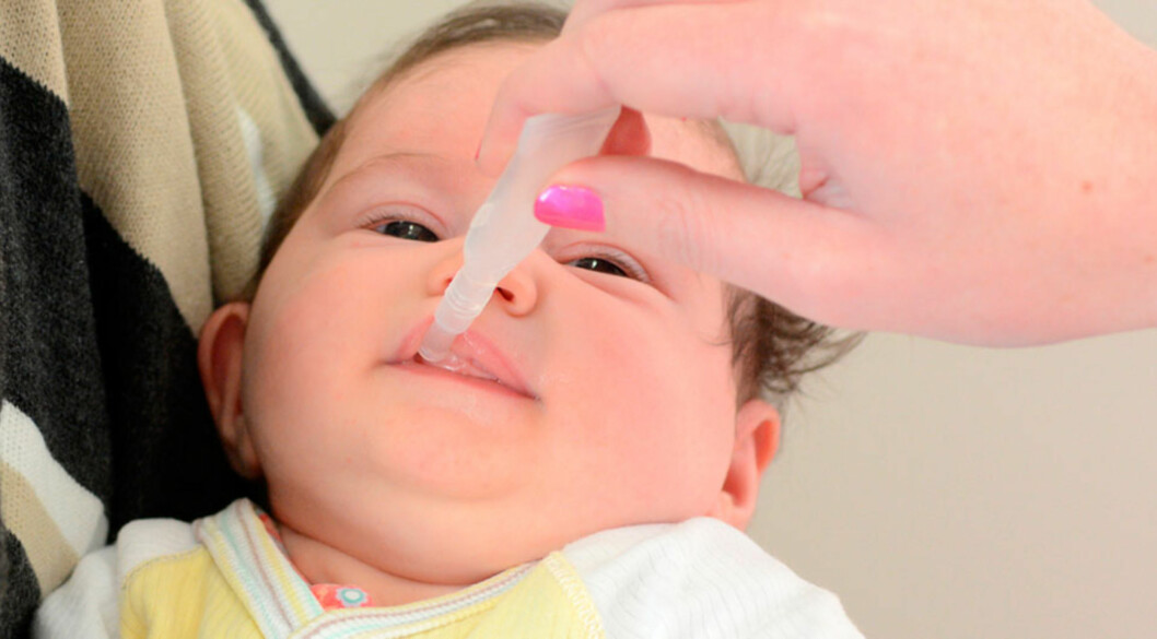 DRIKKEVAKSINE: Helsesøster gir din baby vaksinen i munnen ved hjelp av en pipette eller sprøyte som drikke. Foto: ChameleonsEye/Shutterstock.com DRIKKEVAKSINE: Helsesøster gir din baby vaksinen i munnen ved hjelp av en pipette eller sprøyte som drikke. Foto: ChameleonsEye/Shutterstock.com