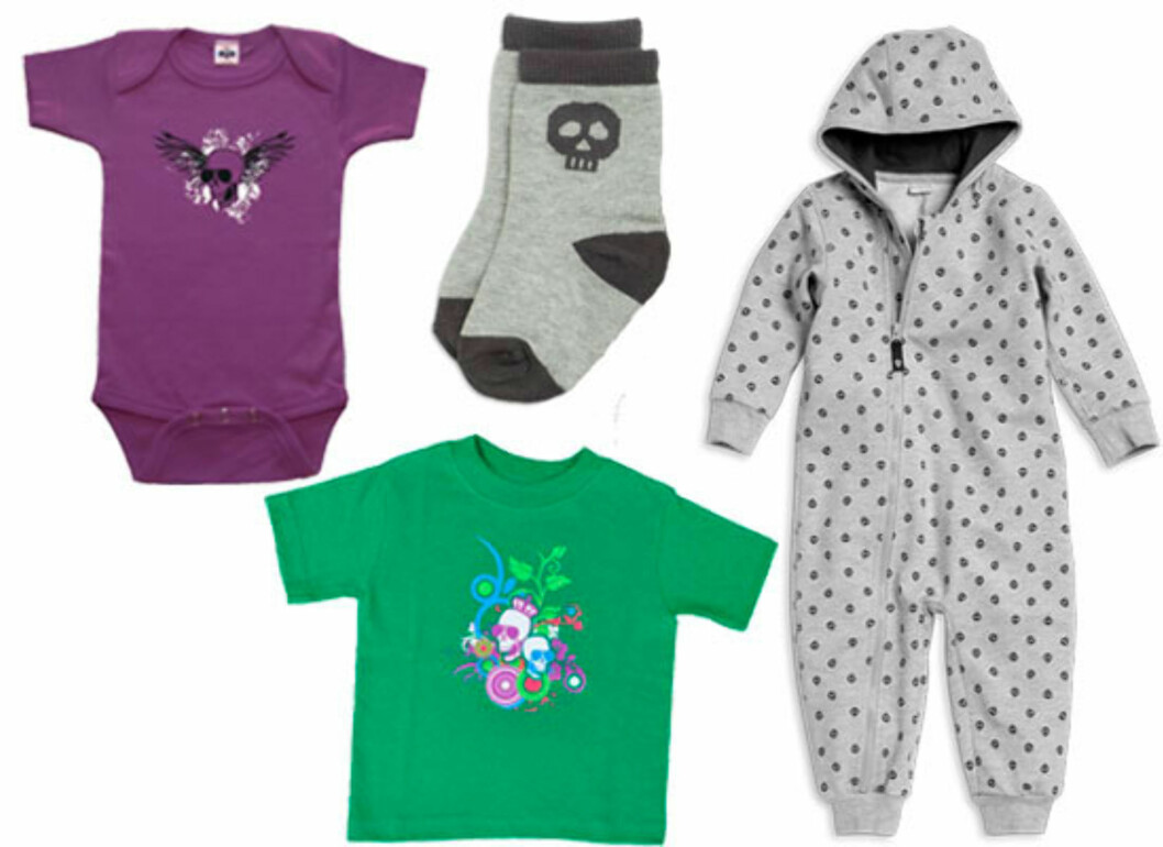 Dødssøte kranier: Lilla body (kr 125, LittleDareDevil.no), Grå sokker (kr 45, Lindex), One piece (kr 179, Lindex), Grønn t-skjorte (kr 99, LittleDareDevil.no). Dødssøte kranier: Lilla body (kr 125, LittleDareDevil.no), Grå sokker (kr 45, Lindex), One piece (kr 179, Lindex), Grønn t-skjorte (kr 99, LittleDareDevil.no).