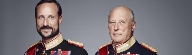 Oslo 20150818.
OBS: Sperrefrist for publisering er fredag 15. januar kl 18.00.
Kronprins Haakon og kong Harald i galla. Bildet er ett av flere offisielle bilder utgitt i forbindelse med kongeparets 25-årsjubileum.
Handoutbilde fra Det kongelige hoff. Bildet er kun til redaksjonell bruk. Videresalg er ikke tillatt. Vennligst kreditér foto: Jørgen Gomnæs, Det kongelige hoff.
Foto: Det kongelige hoff Jørgen Gomnæs / NTB scanpix