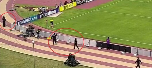 Mens Premier League-stjerna ble ført til ambulansen, ble han jaget av opprørspoliti Mens Premier League-stjerna ble ført til ambulansen, ble han jaget av opprørspoliti