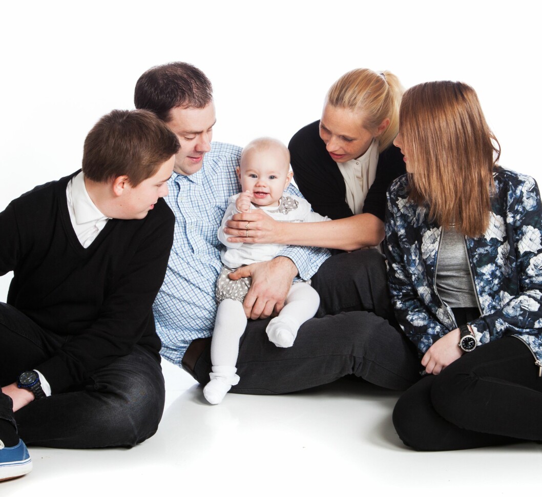 <strong>FAMILIENS NATURLIGE MIDTPUNKT:</strong> – En fordel med å være en attpåklatt er at hun er så heldig å ha fire «voksne» omsorgspersoner rundt seg, sier Eva Jeanette. Foto: Trude Brun <strong>FAMILIENS NATURLIGE MIDTPUNKT:</strong> – En fordel med å være en attpåklatt er at hun er så heldig å ha fire «voksne» omsorgspersoner rundt seg, sier Eva Jeanette. Foto: Trude Brun