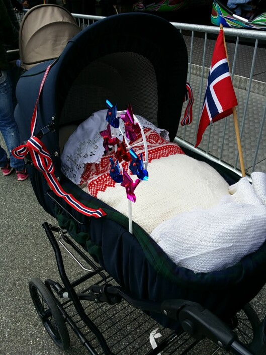 <strong>RETRO BARNEVOGN:</strong> Eva Jeanette synes det var gøy å trille rundt med den femten år gamle barnevognen. Foto: Privat <strong>RETRO BARNEVOGN:</strong> Eva Jeanette synes det var gøy å trille rundt med den femten år gamle barnevognen. Foto: Privat