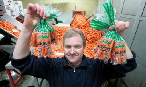 KRYMPET GULROTEN: Gulrotbonde Tor Fuglestein krympet gulroten på 90-tallet - og ble millionær. Her er han fotografert i 2005. Produksjon av knaskerøtter skjer ennå, men nå med konkurranse fra amerikanske Bendit. FOTO:TORBJØRN BERG/DAGBLADET KRYMPET GULROTEN: Gulrotbonde Tor Fuglestein krympet gulroten på 90-tallet - og ble millionær. Her er han fotografert i 2005. Produksjon av knaskerøtter skjer ennå, men nå med konkurranse fra amerikanske Bendit. FOTO:TORBJØRN BERG/DAGBLADET