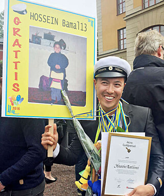 Verdens beste sjef? Hossein med skiltet og blomstene han fikk av sjefen etter at fagbrevet var klart. Foto: Privat Verdens beste sjef? Hossein med skiltet og blomstene han fikk av sjefen etter at fagbrevet var klart. Foto: Privat