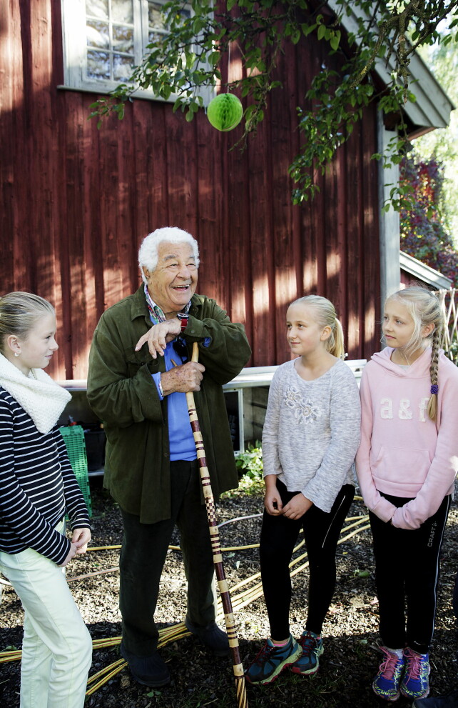 RØVERHISTORIER: Antonio Carluccio er i Norge og samler historier til en barnebok om sopp, men deler raust av egne historier. Som den om briten som trodde trøffelen han fikk presentert ved bordet var en sjokoladetrøffel - den hadde fortsatt litt jord på - og spiste den hel. Her (fra venstre): Selma (11), Marie (10) og Cornelie (10). RØVERHISTORIER: Antonio Carluccio er i Norge og samler historier til en barnebok om sopp, men deler raust av egne historier. Som den om briten som trodde trøffelen han fikk presentert ved bordet var en sjokoladetrøffel - den hadde fortsatt litt jord på - og spiste den hel. Her (fra venstre): Selma (11), Marie (10) og Cornelie (10).