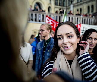 Oslo 20160808 : Demonstrasjon til støtte for Andrea Voll Voldum , som anmeldte voldtekt av tre menn i 30-årsalderen. De ble først dømt , men senere frikjent . Her får Andra spontane klemmer fra folk foran Stortinget. Foto: Bjørn Langsem / Dagbladet