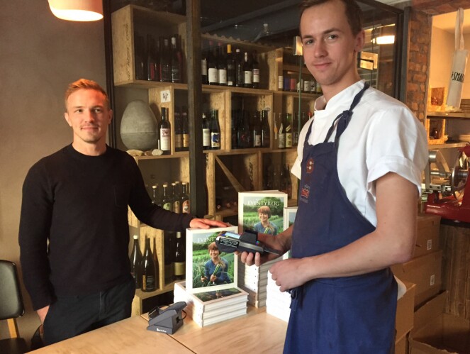 <strong>KJØPER:</strong> Mange kokkekolleger møtte opp for å hylle sin avdøde kollega, og kjøpe kokeboka. Her sikrer Martin Guin Troset seg to eksemplarer, hvorav ett skal stå utstilt i hans nye restaurant. Til venstre kjedeansvarlig i Gyldendal Ronny Solibakke. Foto: TINE FALTIN <strong>KJØPER:</strong> Mange kokkekolleger møtte opp for å hylle sin avdøde kollega, og kjøpe kokeboka. Her sikrer Martin Guin Troset seg to eksemplarer, hvorav ett skal stå utstilt i hans nye restaurant. Til venstre kjedeansvarlig i Gyldendal Ronny Solibakke. Foto: TINE FALTIN