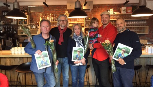 <strong>TEAMET BAK:</strong> Karlas ektemann og Gyldendal-teamet som har fullført boka. Foto: TINE FALTIN <strong>TEAMET BAK:</strong> Karlas ektemann og Gyldendal-teamet som har fullført boka. Foto: TINE FALTIN