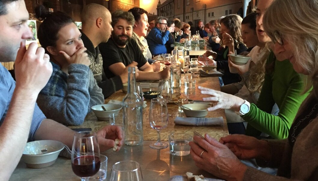 <strong>HEDRET KARLA:</strong> Kokker, venner og forlagsfolk var samlet på Karlas egen restaurant Smalhans for å hedre henne og lansere kokeboka Eventyrlig, en hyllest til norske råvarer. Foto: TINE FALTIN <strong>HEDRET KARLA:</strong> Kokker, venner og forlagsfolk var samlet på Karlas egen restaurant Smalhans for å hedre henne og lansere kokeboka Eventyrlig, en hyllest til norske råvarer. Foto: TINE FALTIN