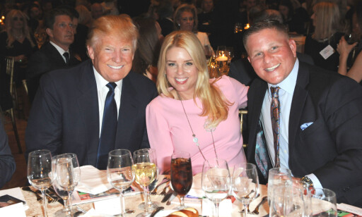 GIVER: Donald Trump ga penger til Floridas justisminister Pam Bondi (i midten) bare dager før hun bestemte at Florida ikke skulle delta i saken mot Trump University. Foto: Splash News / NTB scanpix GIVER: Donald Trump ga penger til Floridas justisminister Pam Bondi (i midten) bare dager før hun bestemte at Florida ikke skulle delta i saken mot Trump University. Foto: Splash News / NTB scanpix