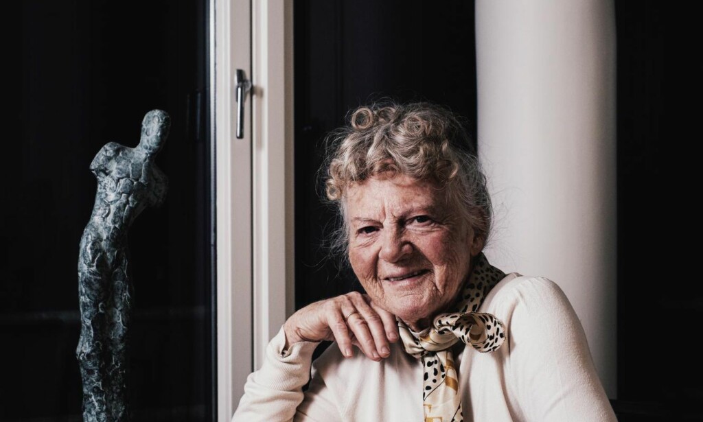 Samtaler fra kjøkkenet: – Jeg har tenkt at det må ha vært tøft for henne å stå så lagelig til for hogg, sier Ragnhild Frafjord Johnson om datteras arbeid som politiker og fredsmegler. Foto: Morten Rakke Samtaler fra kjøkkenet: – Jeg har tenkt at det må ha vært tøft for henne å stå så lagelig til for hogg, sier Ragnhild Frafjord Johnson om datteras arbeid som politiker og fredsmegler. Foto: Morten Rakke
