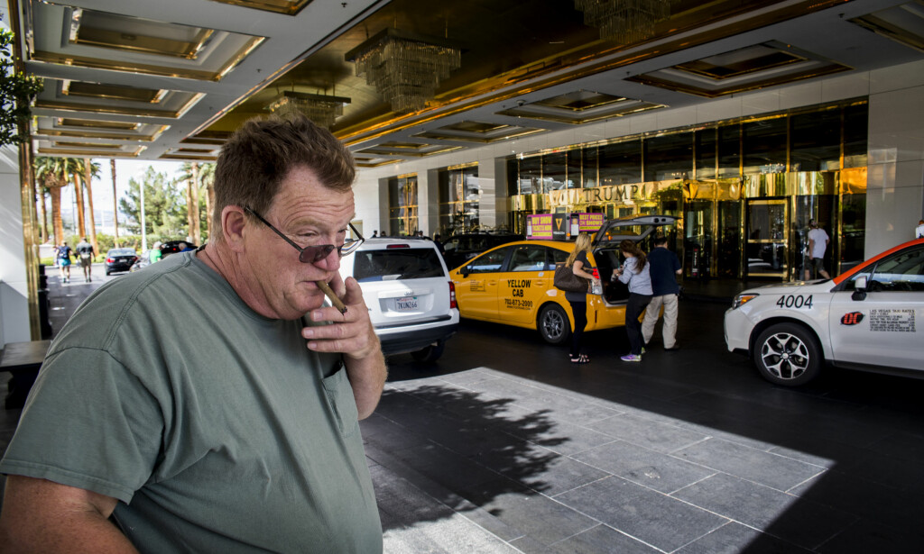 TRUMP-GJEST: Dan Dalton plages ikke av at Donald Trump har kjørt forretninger i bunn for så å bygge seg selv opp igjen. Han tilbringer ferien på Trumps hotell i Las Vegas, der flere arbeidere har streiket det siste året for å få danne fagforening. Trumps selskap kom til slutt fram til en løsning. Foto: Trym Mogen / Dagbladet TRUMP-GJEST: Dan Dalton plages ikke av at Donald Trump har kjørt forretninger i bunn for så å bygge seg selv opp igjen. Han tilbringer ferien på Trumps hotell i Las Vegas, der flere arbeidere har streiket det siste året for å få danne fagforening. Trumps selskap kom til slutt fram til en løsning. Foto: Trym Mogen / Dagbladet