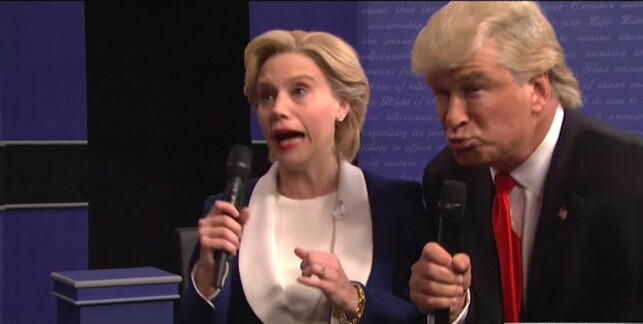 FÅR UNNGJELDE: Donald Trump og Hillary Clinton, her parodiert av Alec Baldwin og Kate McKinnon, er blant de mange kjente fjesene som har fått passet påskrevet i «SNL». Foto: NTB Scanpix FÅR UNNGJELDE: Donald Trump og Hillary Clinton, her parodiert av Alec Baldwin og Kate McKinnon, er blant de mange kjente fjesene som har fått passet påskrevet i «SNL». Foto: NTB Scanpix