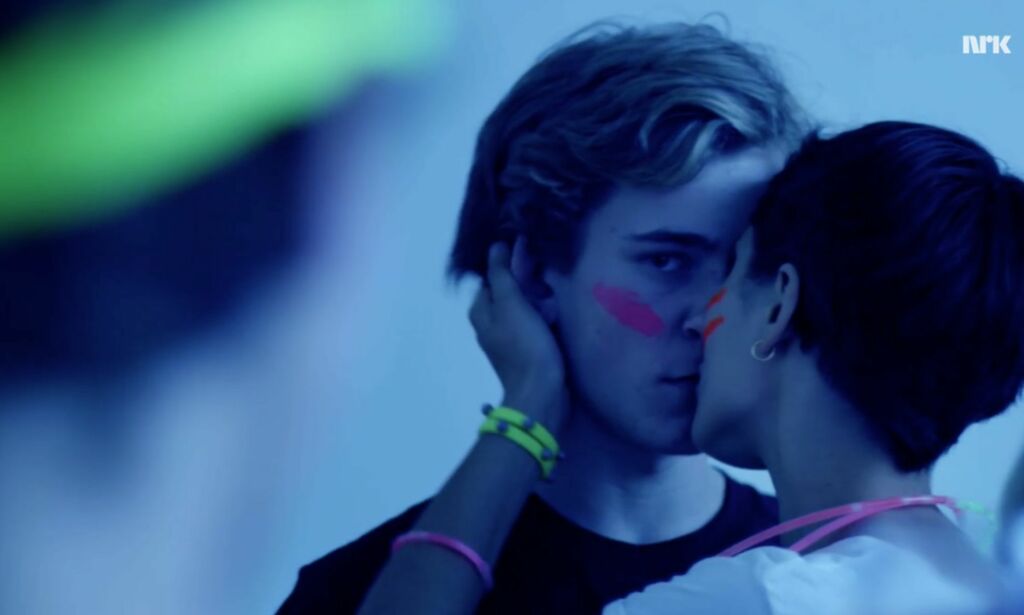 image: «SKAM» episode 3: Akkurat da du trodde du ikke kunne gå lenger uten å puste, setter Even øynene tilbake i Isak.